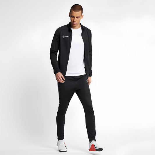 Черный спортивный костюм